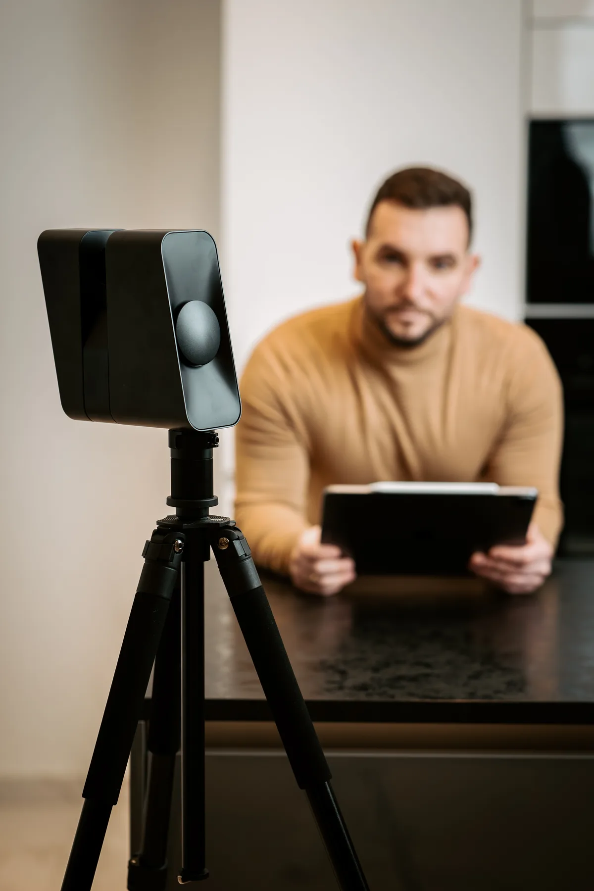 Herr Kyqyku mit dem 3D-Scanner Pro3 — virtuelle Immobilienbesichtigung Hameln